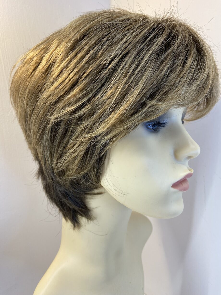 Shiny brown rooted wig. Brss167