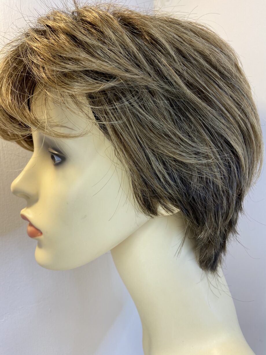 Shiny brown rooted wig. Brss167