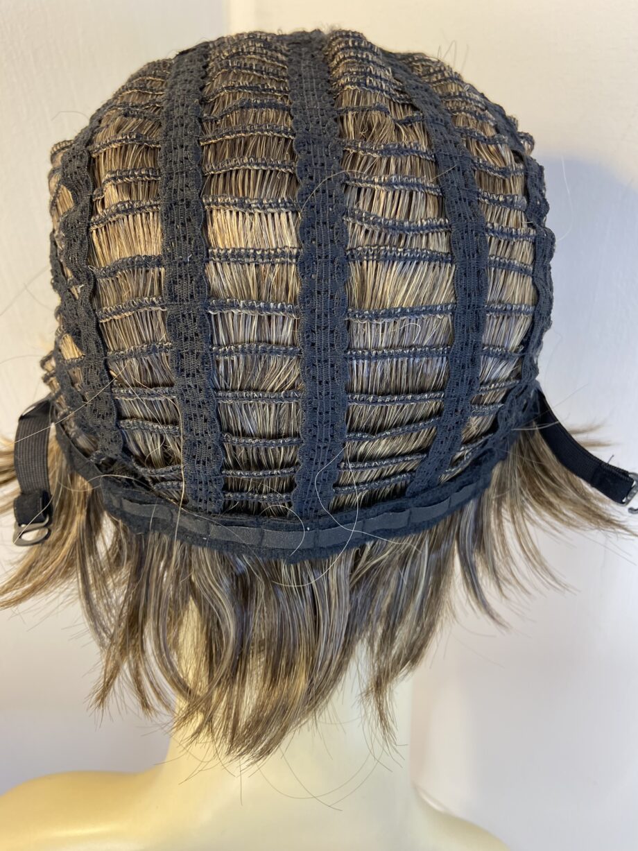 Shiny brown rooted wig. Brss167
