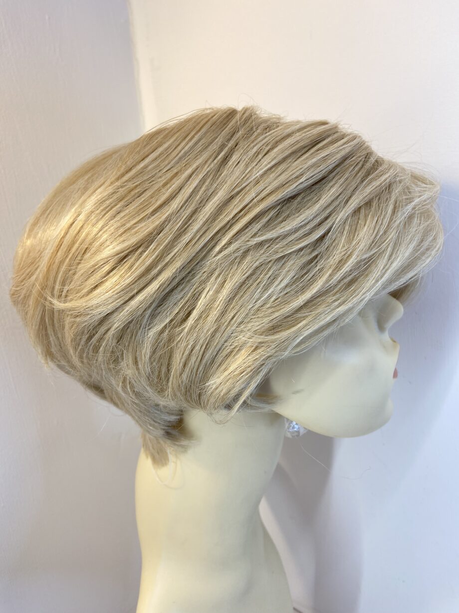 New blonde short wig. Blss169