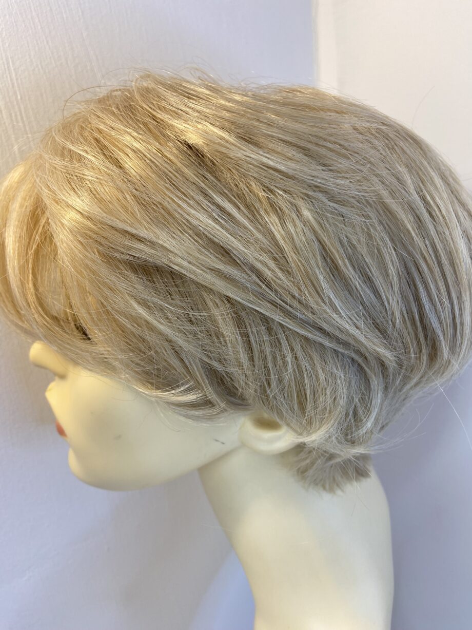 New blonde short wig. Blss169