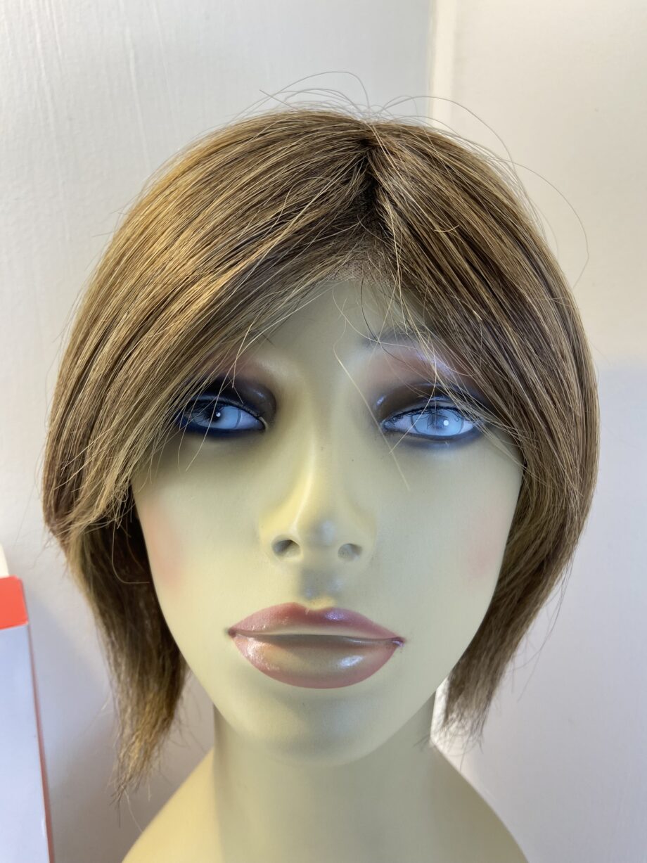 Beautiful boxed brown designer wig. Bbrms836