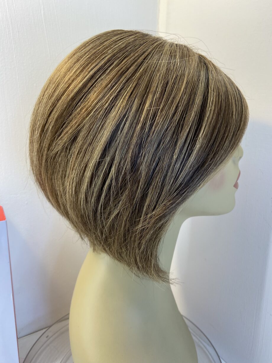 Beautiful boxed brown designer wig. Bbrms836