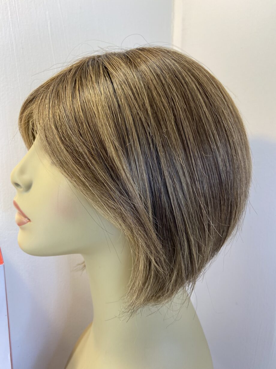 Beautiful boxed brown designer wig. Bbrms836
