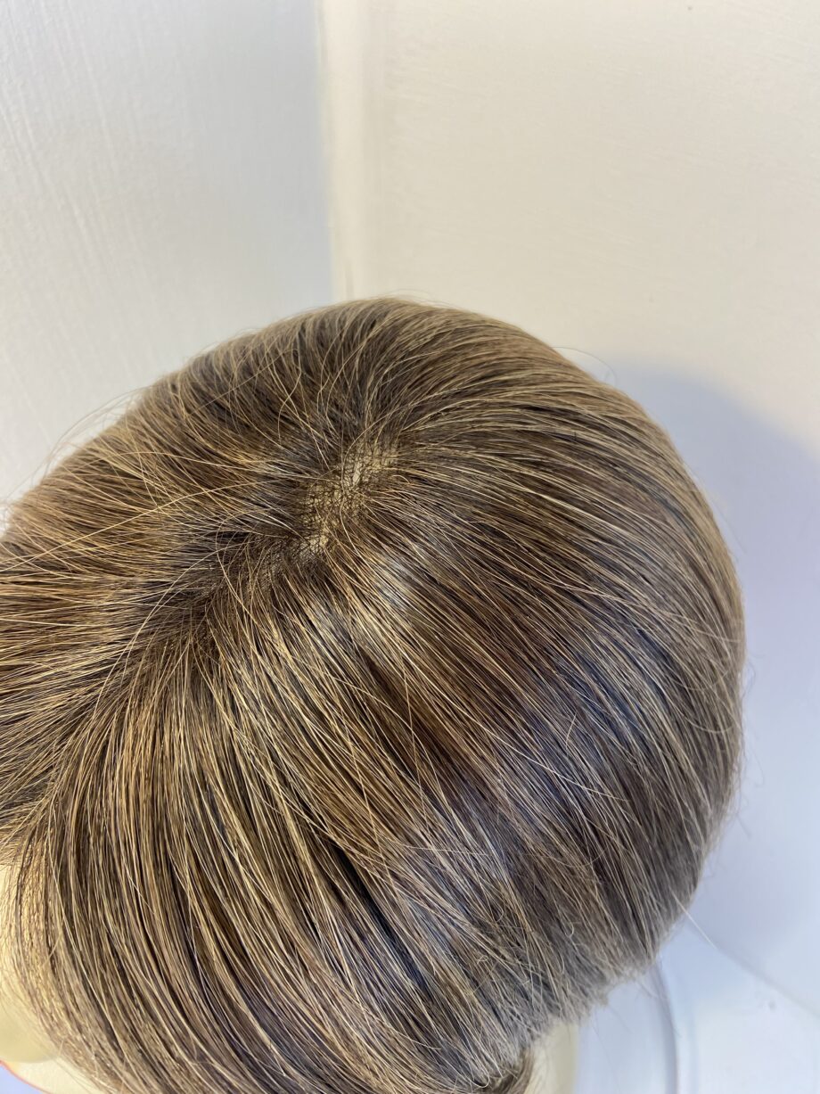 Beautiful boxed brown designer wig. Bbrms836
