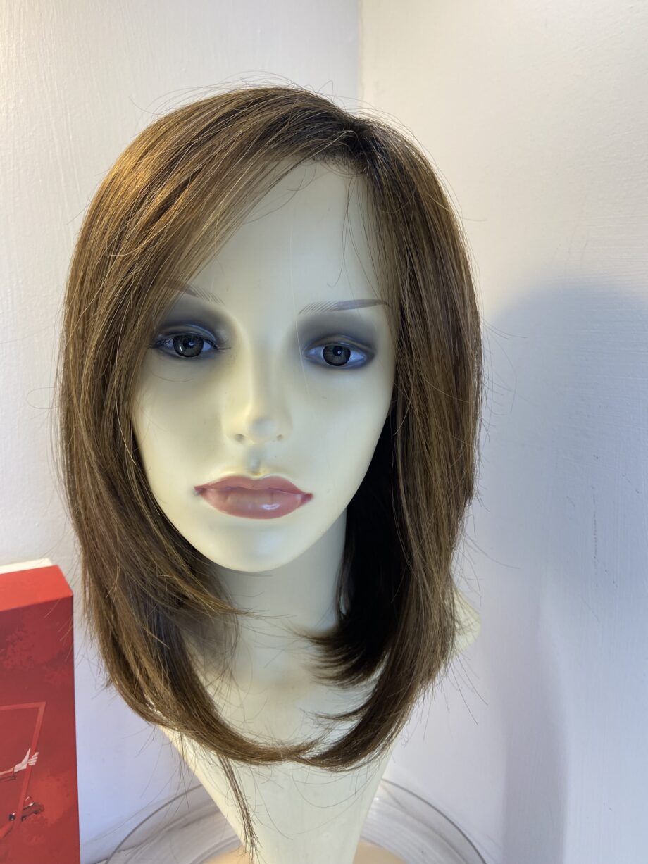 Long brown boxed wig. Bbrls839