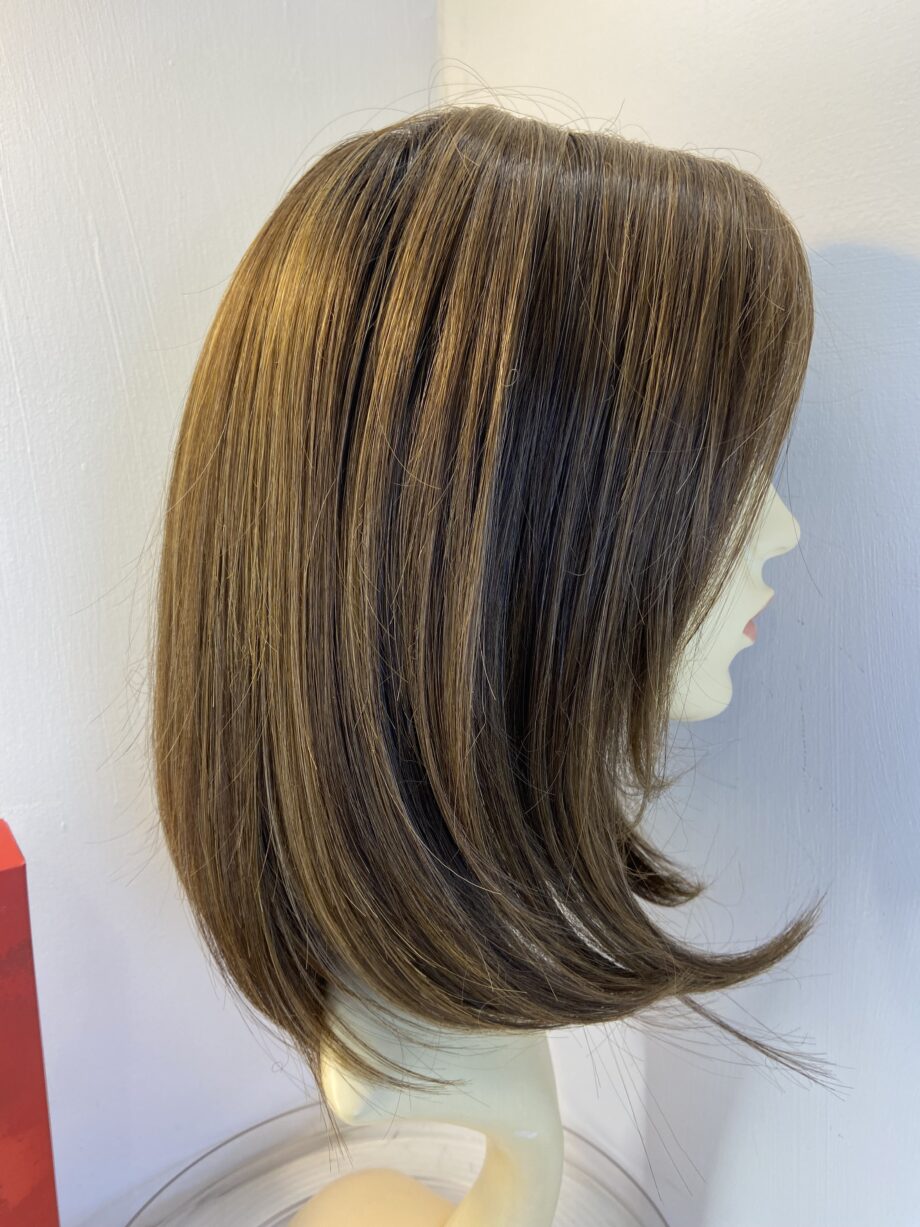 Long brown boxed wig. Bbrls839