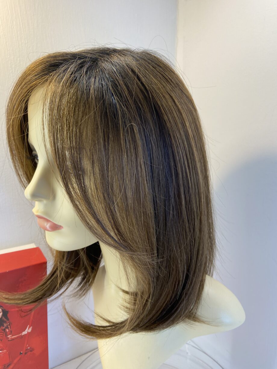Long brown boxed wig. Bbrls839