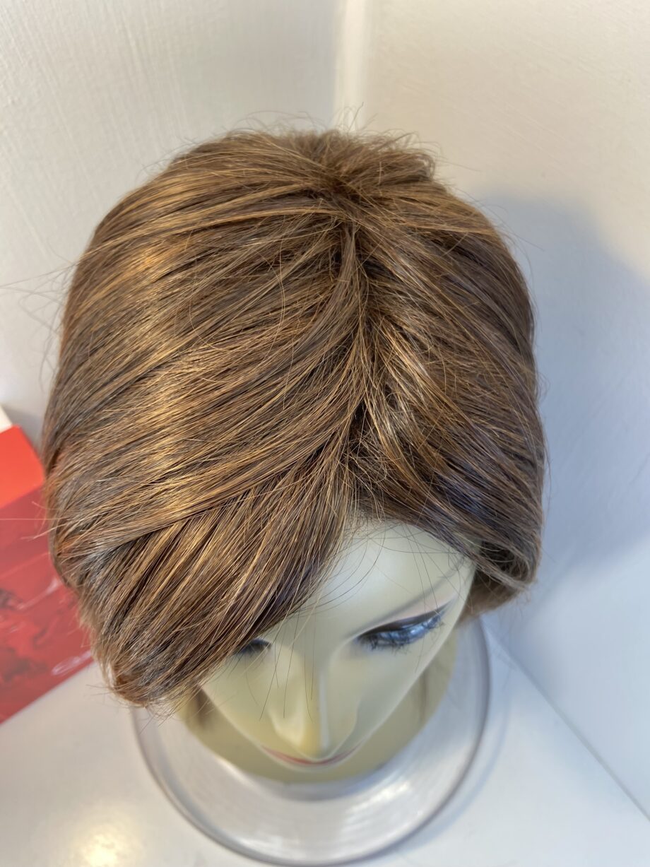 Beautiful boxed brown wig. Bbrls840