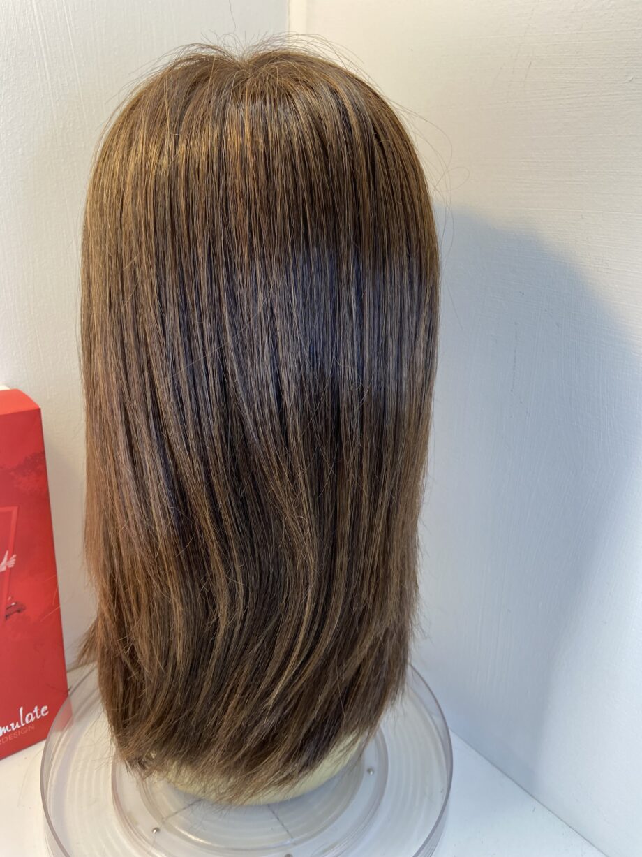 Beautiful boxed brown wig. Bbrls840