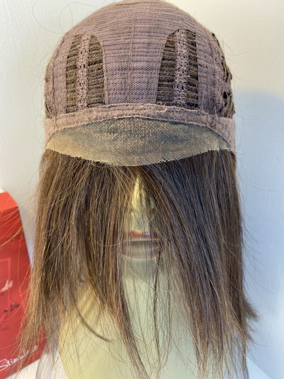 Beautiful boxed brown wig. Bbrls840
