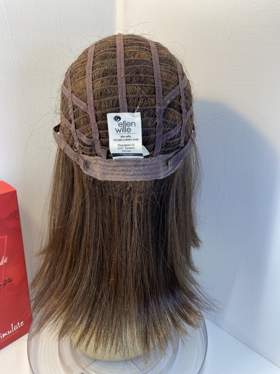 Beautiful boxed brown wig. Bbrls840