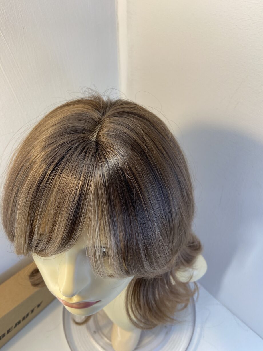 Absolutely stunning new long blonde wig. Bbllw843