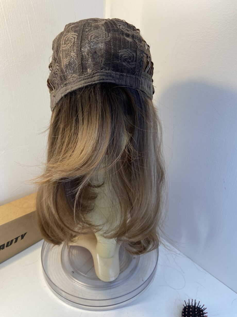 Absolutely stunning new long blonde wig. Bbllw843