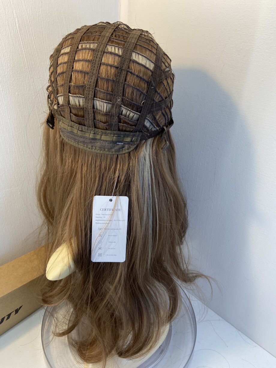 Absolutely stunning new long blonde wig. Bbllw843