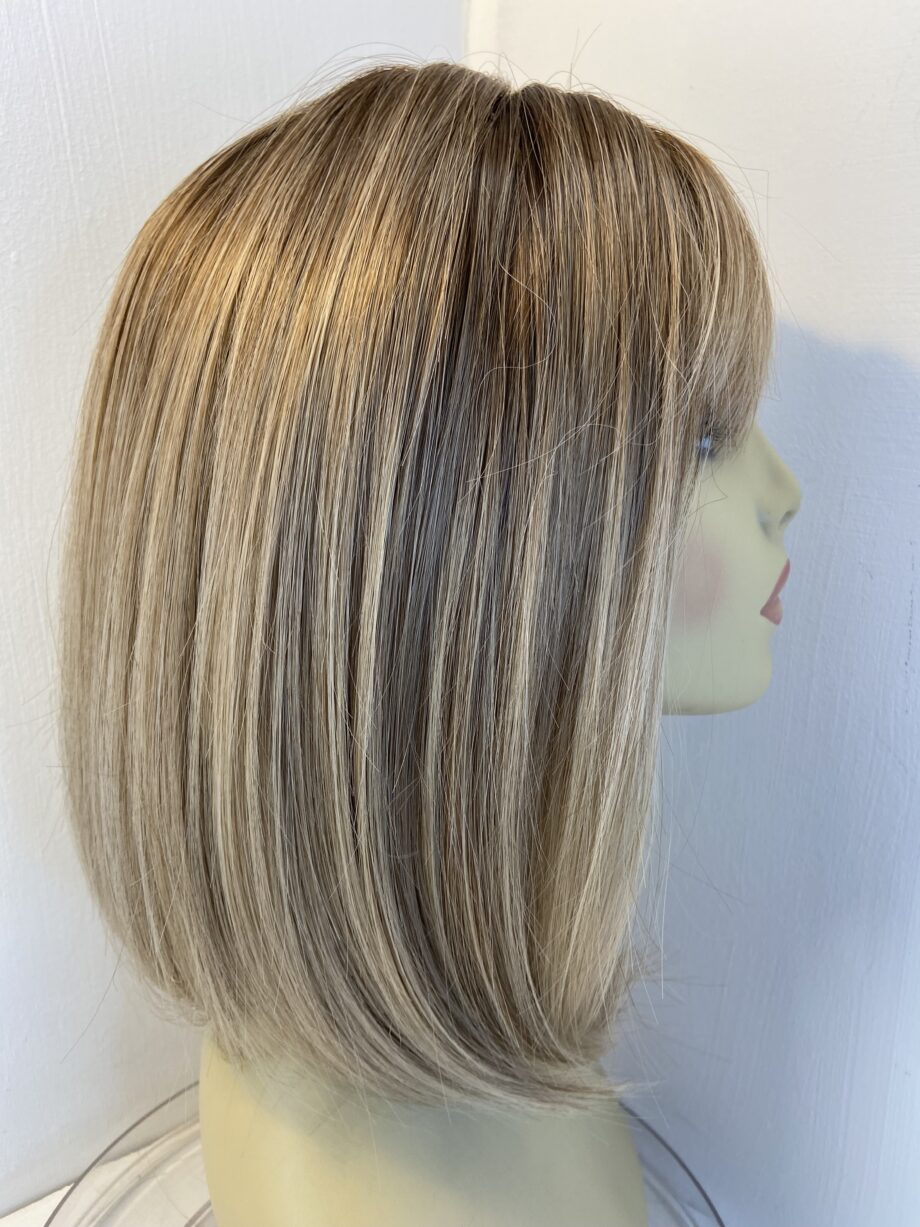 New long blonde wig. Blls535