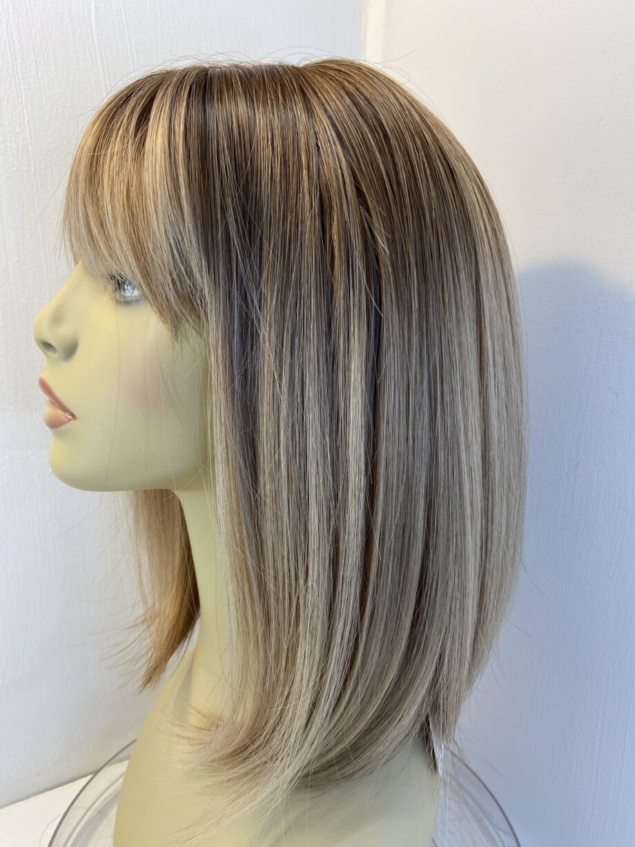 New long blonde wig. Blls535