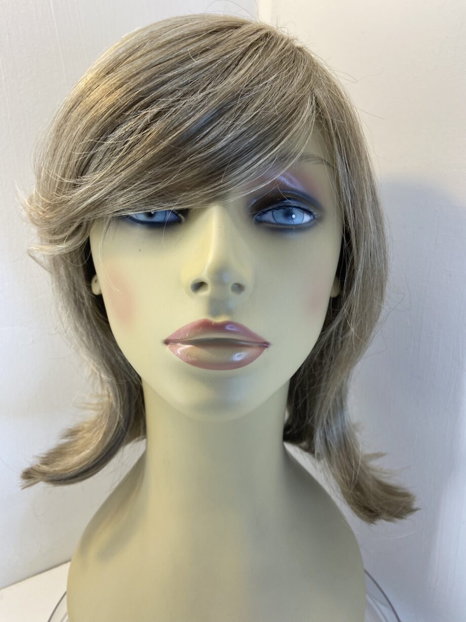 Long blonde wig. Blls688