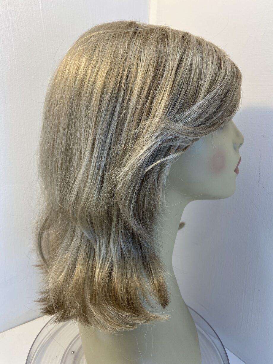Long blonde wig. Blls688