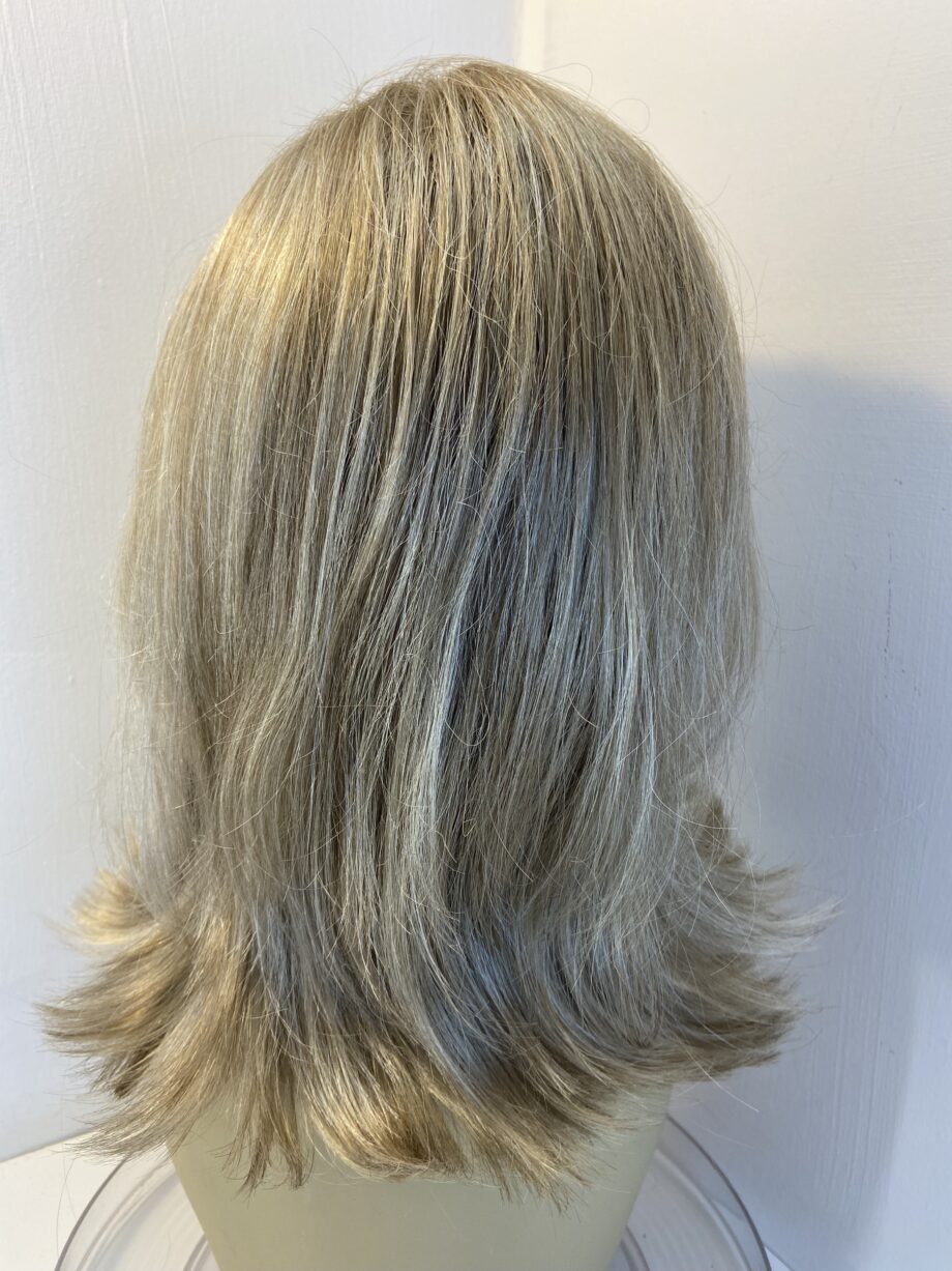 Long blonde wig. Blls688