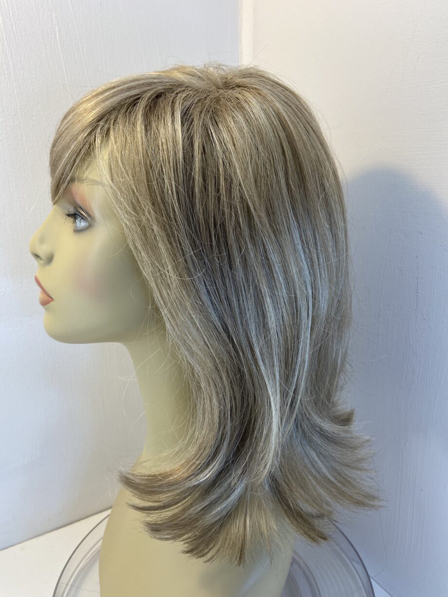 Long blonde wig. Blls688