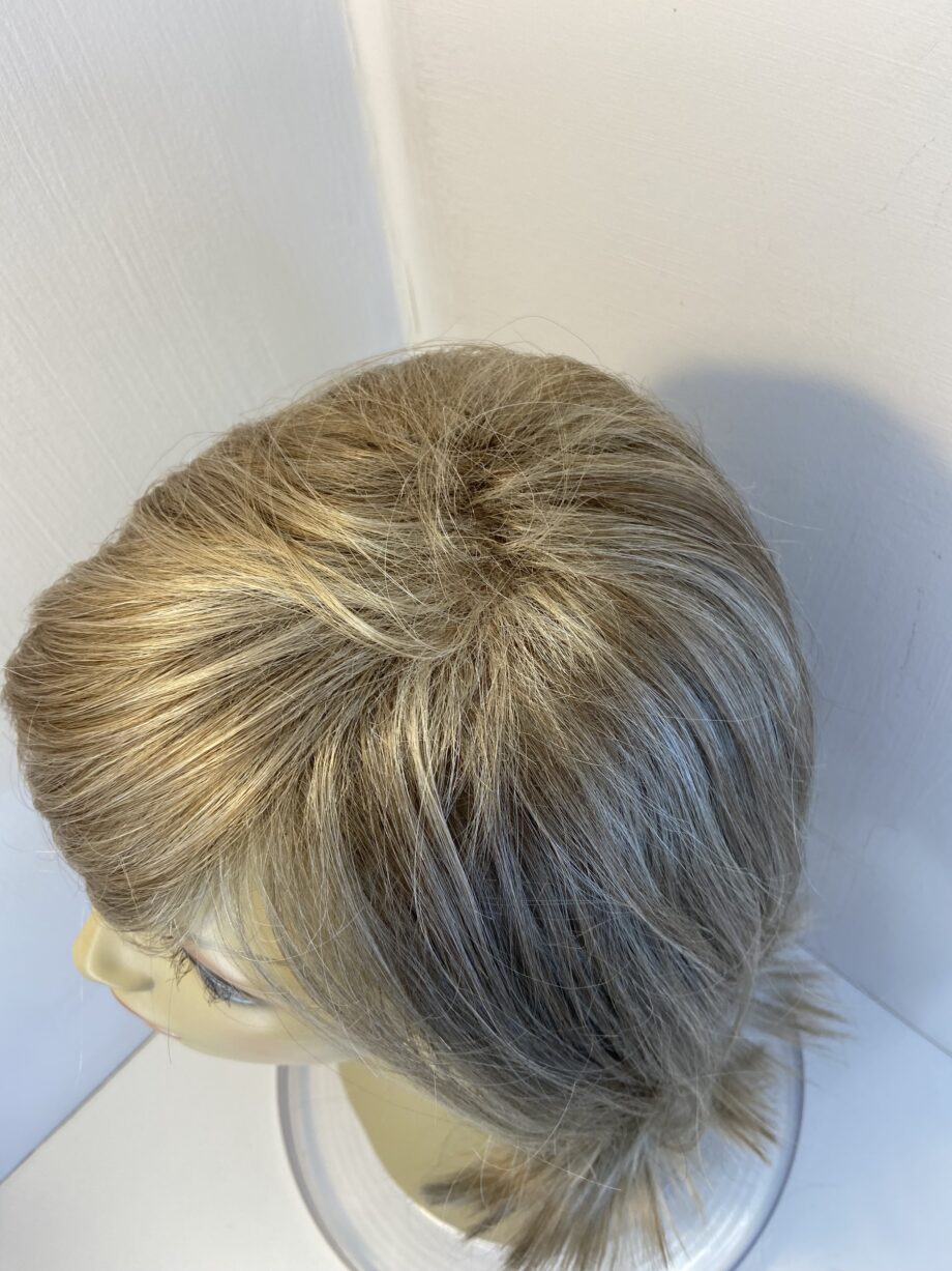 Long blonde wig. Blls688