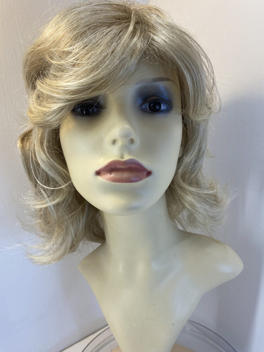 Beautiful Long blonde wavy wig. Bllw689