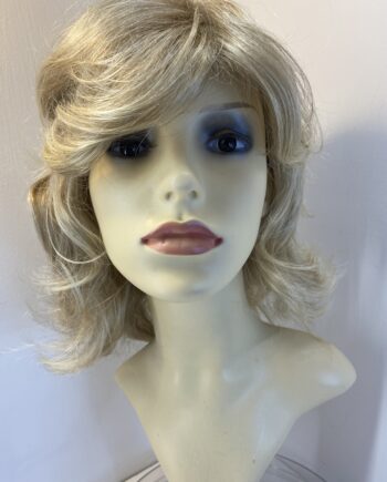 Beautiful Long blonde wavy wig. Bllw689