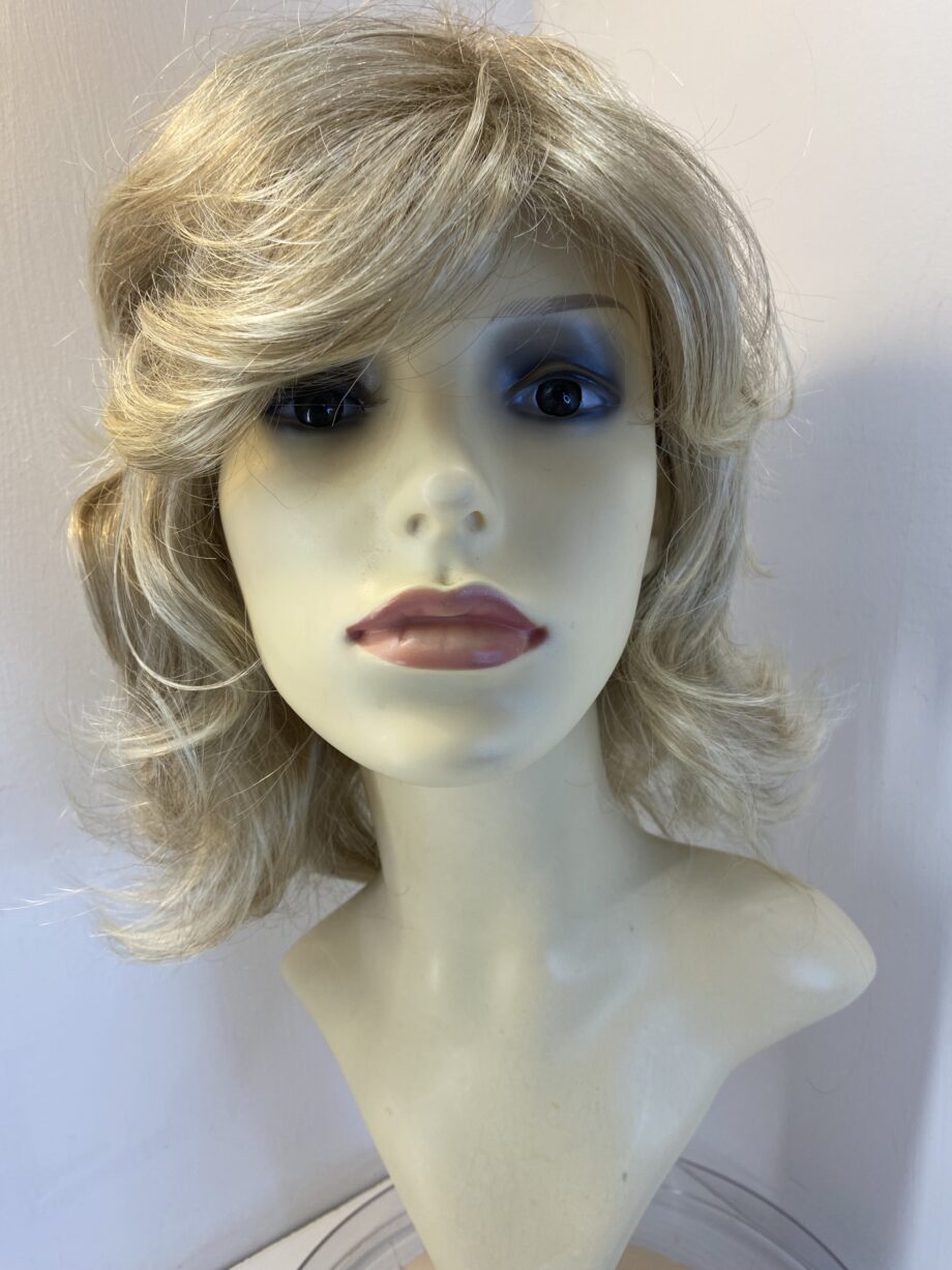 Beautiful Long blonde wavy wig. Bllw689