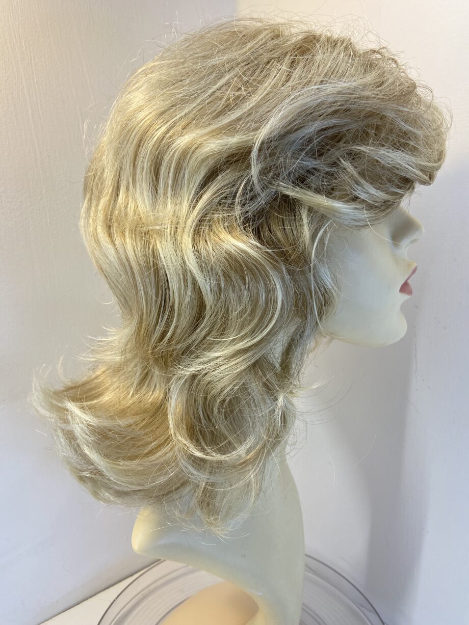 Beautiful Long blonde wavy wig. Bllw689