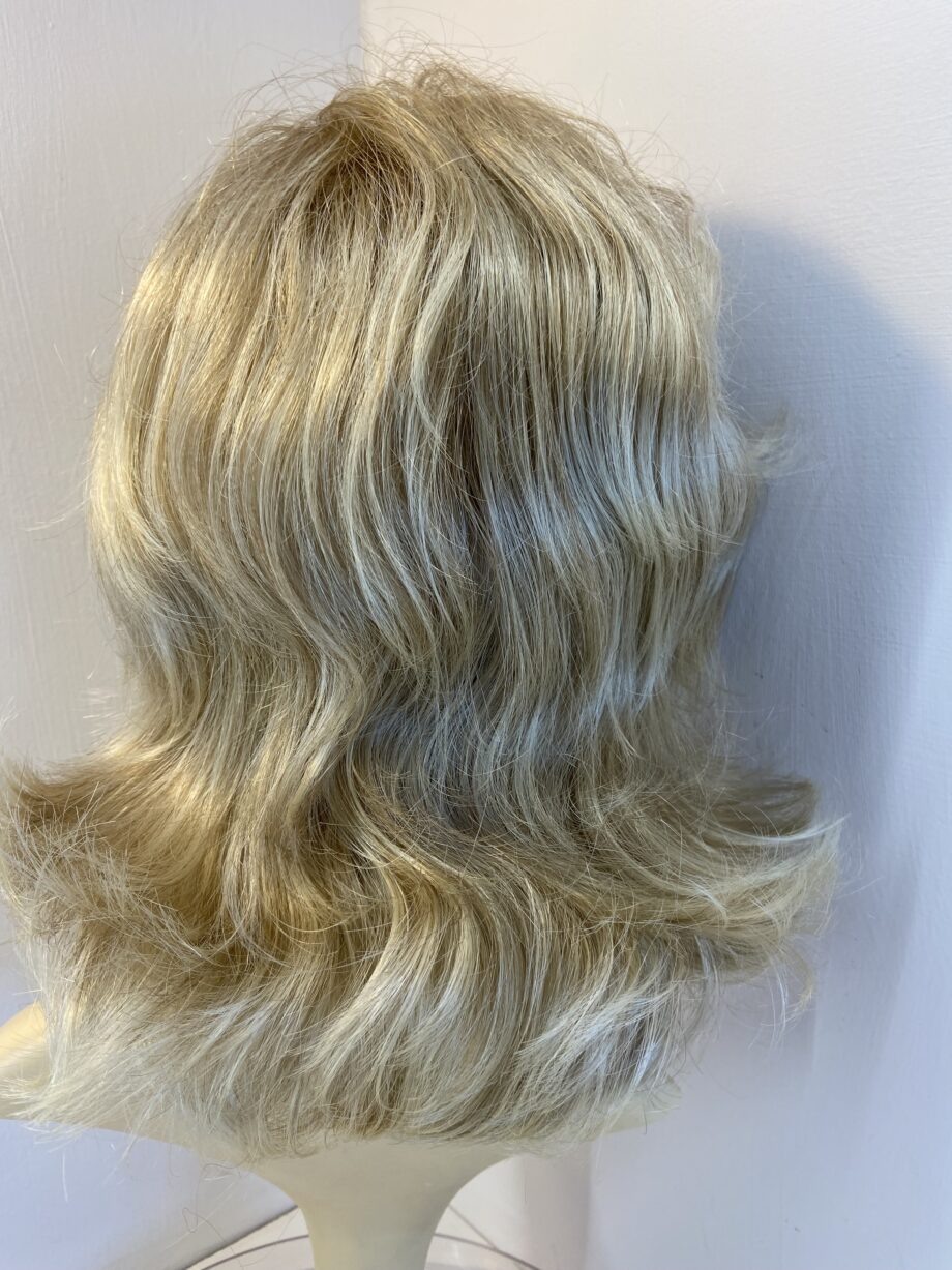 Beautiful Long blonde wavy wig. Bllw689
