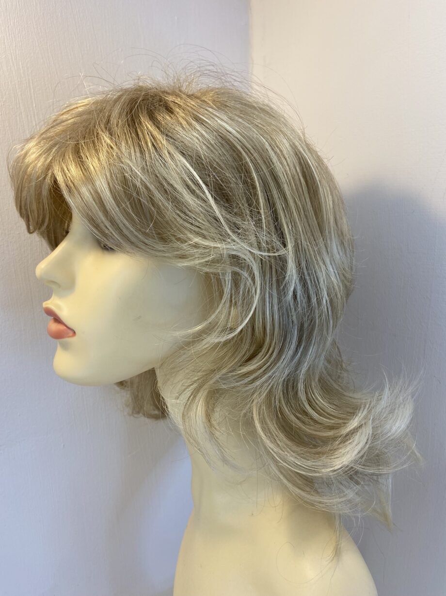 Beautiful Long blonde wavy wig. Bllw689