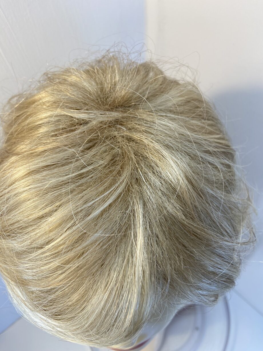 Beautiful Long blonde wavy wig. Bllw689