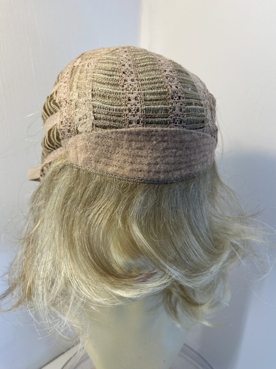 Beautiful Long blonde wavy wig. Bllw689