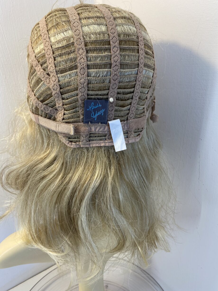 Beautiful Long blonde wavy wig. Bllw689
