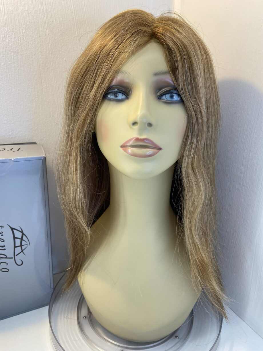 Beautiful blonde long designer wig. Bblls842