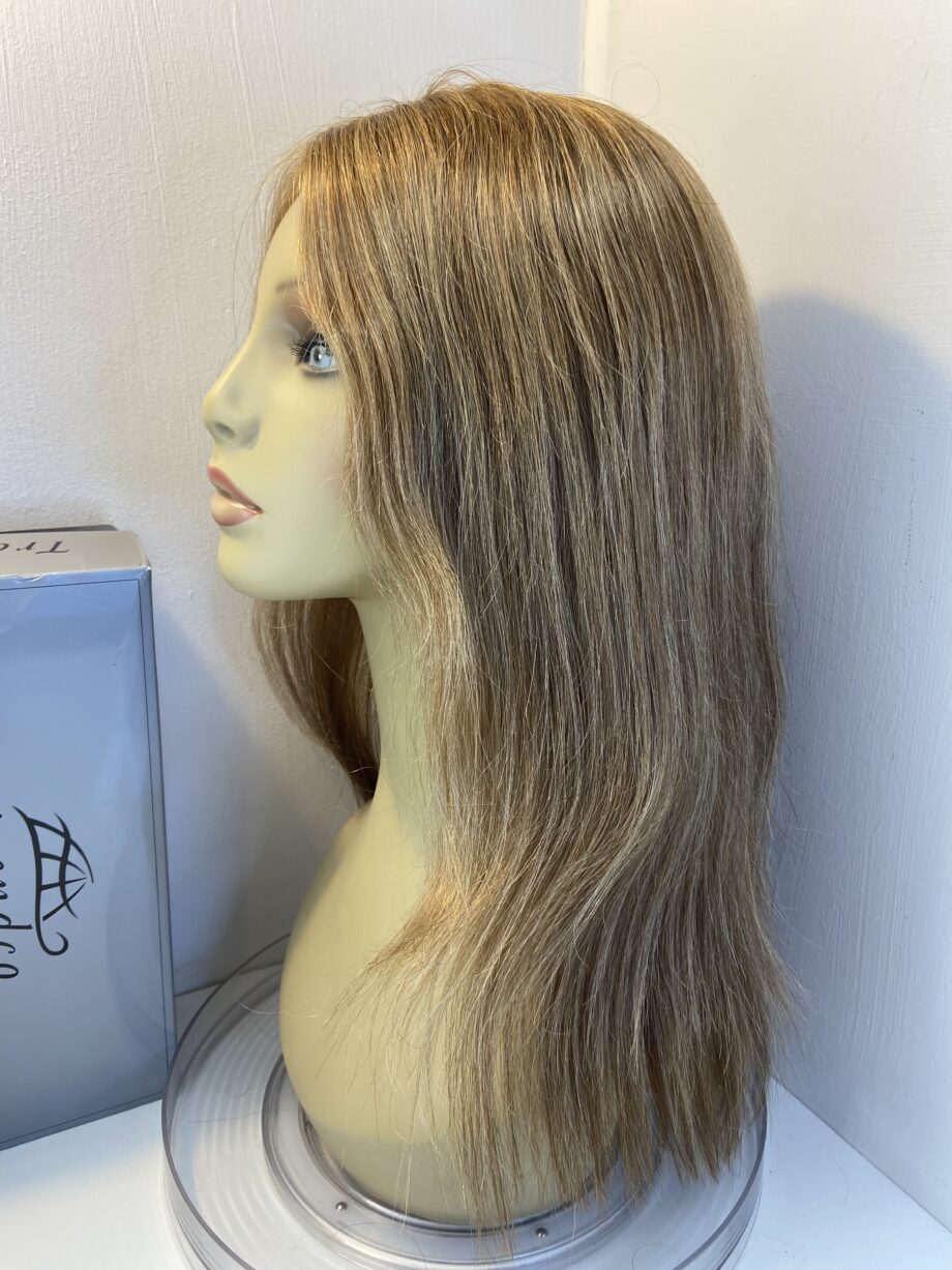 Beautiful blonde long designer wig. Bblls842
