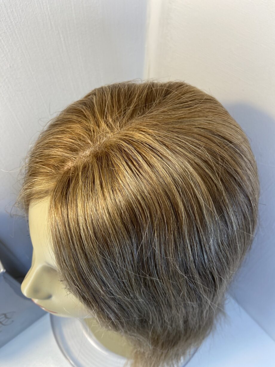 Beautiful blonde long designer wig. Bblls842
