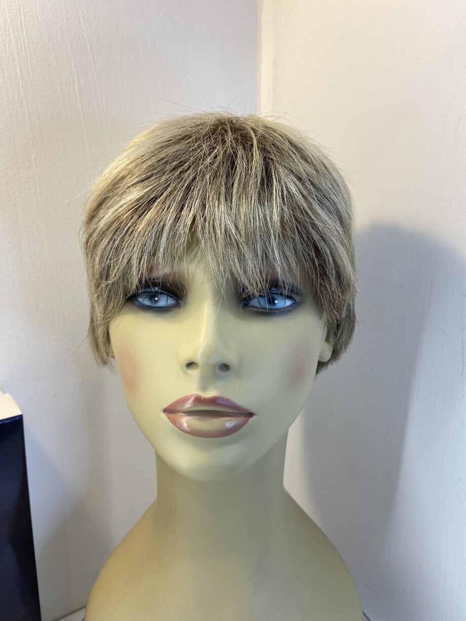 Short blonde rooted wig. Bblss843