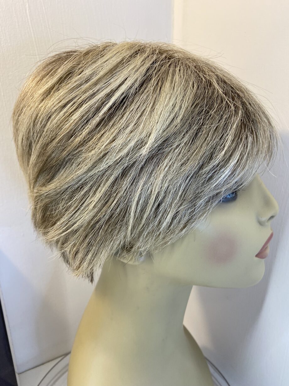Short blonde rooted wig. Bblss843
