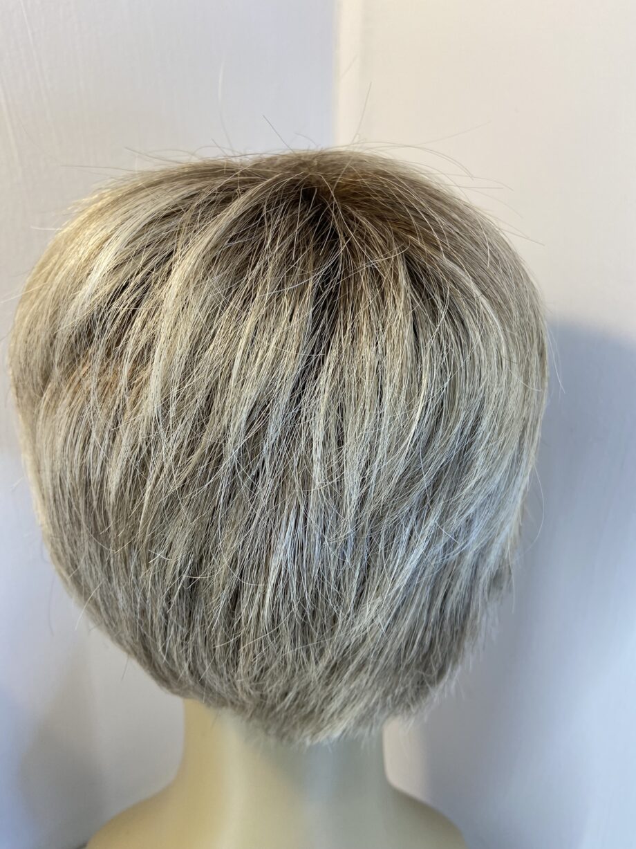 Short blonde rooted wig. Bblss843