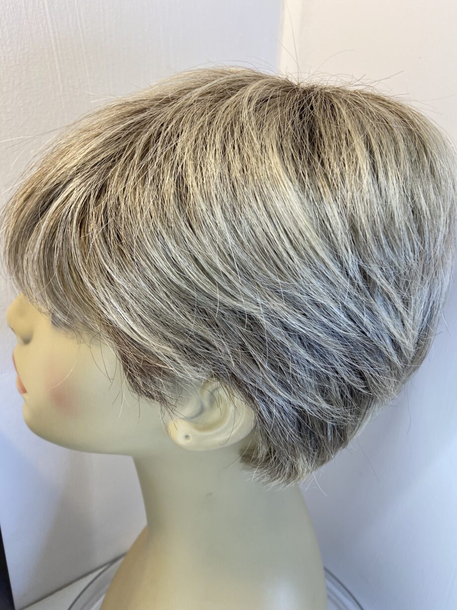 Short blonde rooted wig. Bblss843