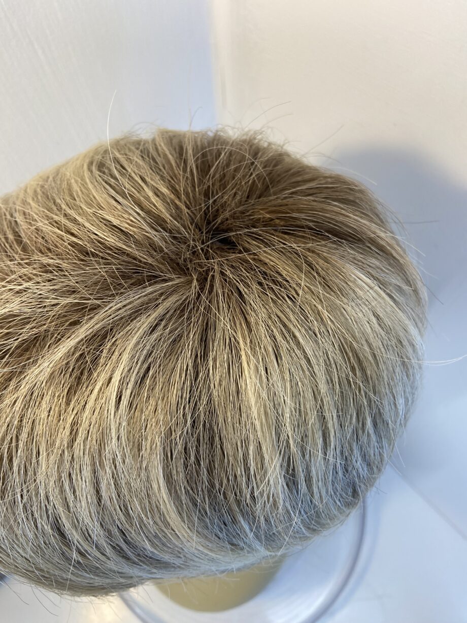Short blonde rooted wig. Bblss843