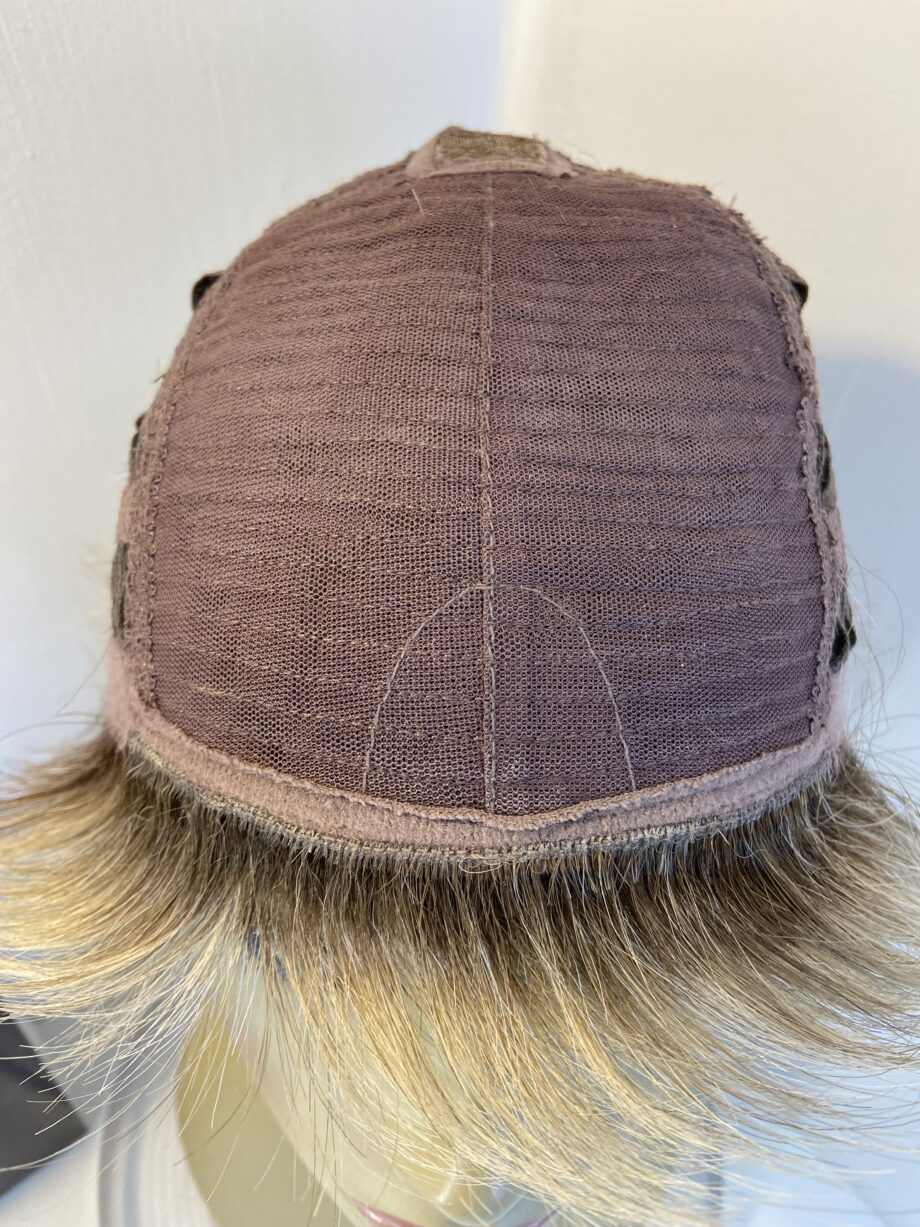 Short blonde rooted wig. Bblss843