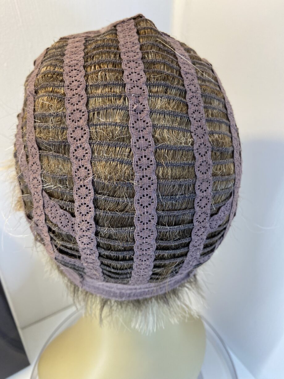 Short blonde rooted wig. Bblss843