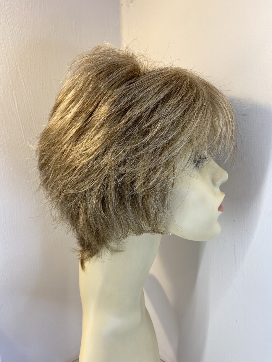 Blonde designer wig. Bblss844