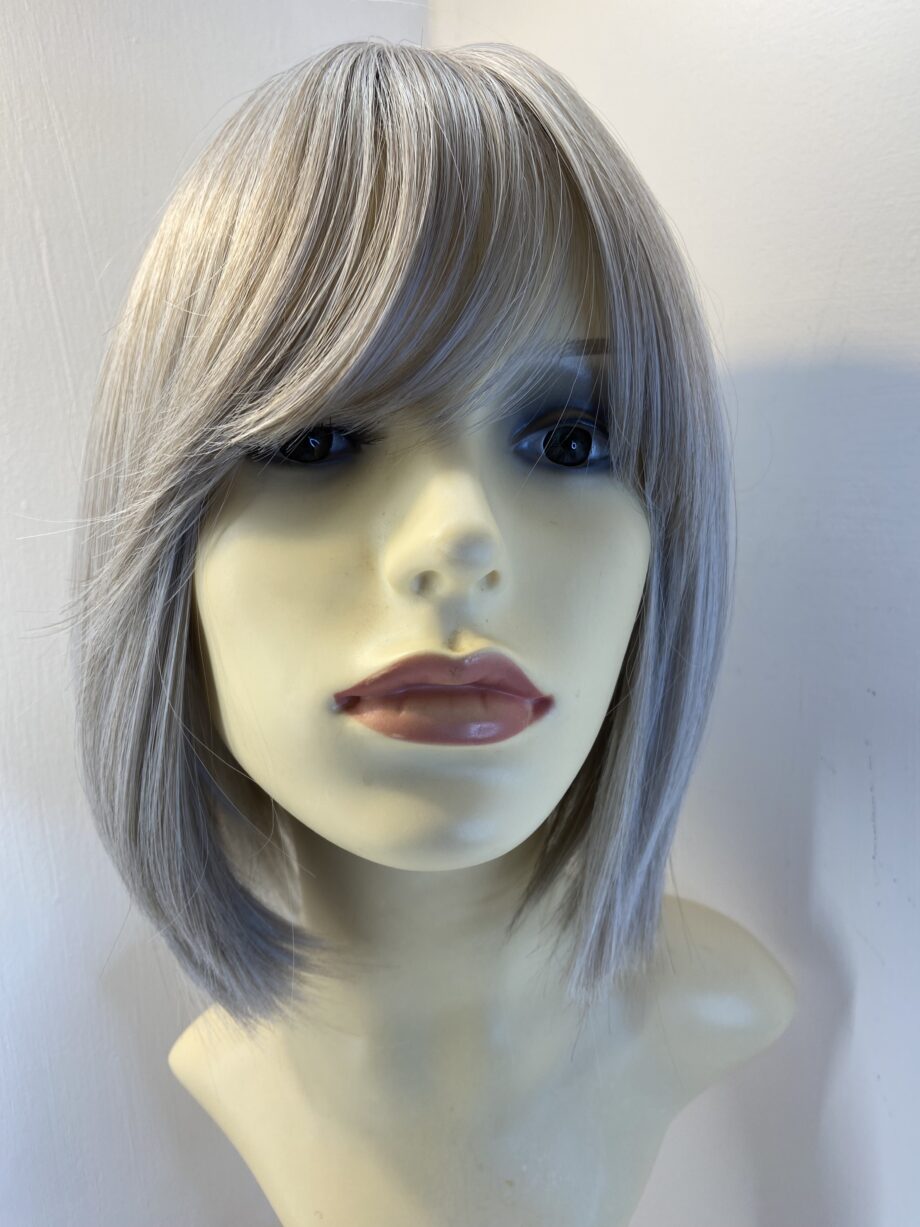 New stunning mid length silver wig. Sms170
