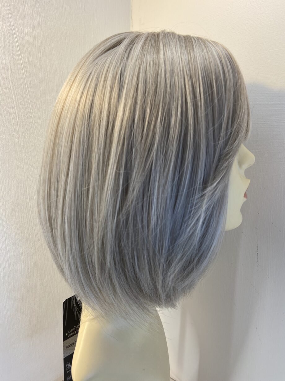 New stunning mid length silver wig. Sms170