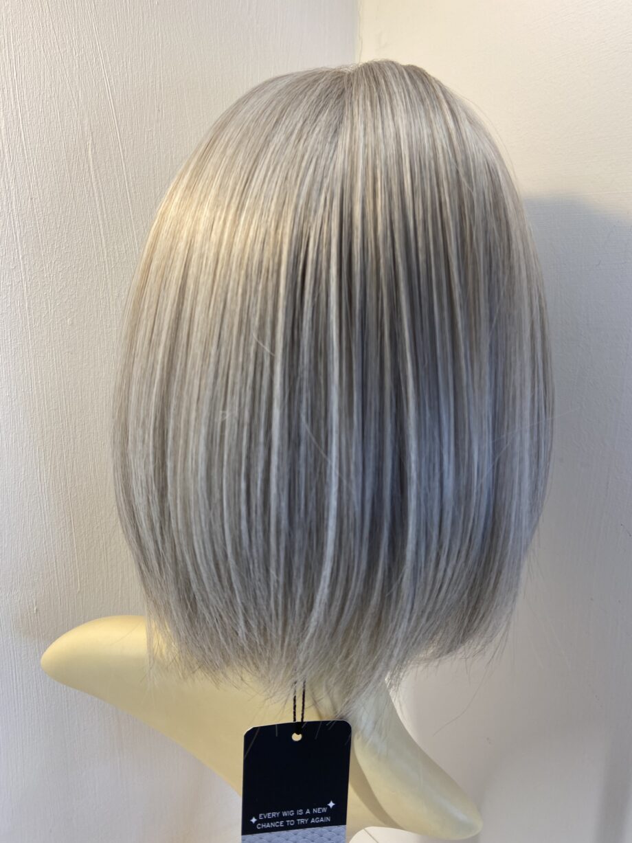 New stunning mid length silver wig. Sms170