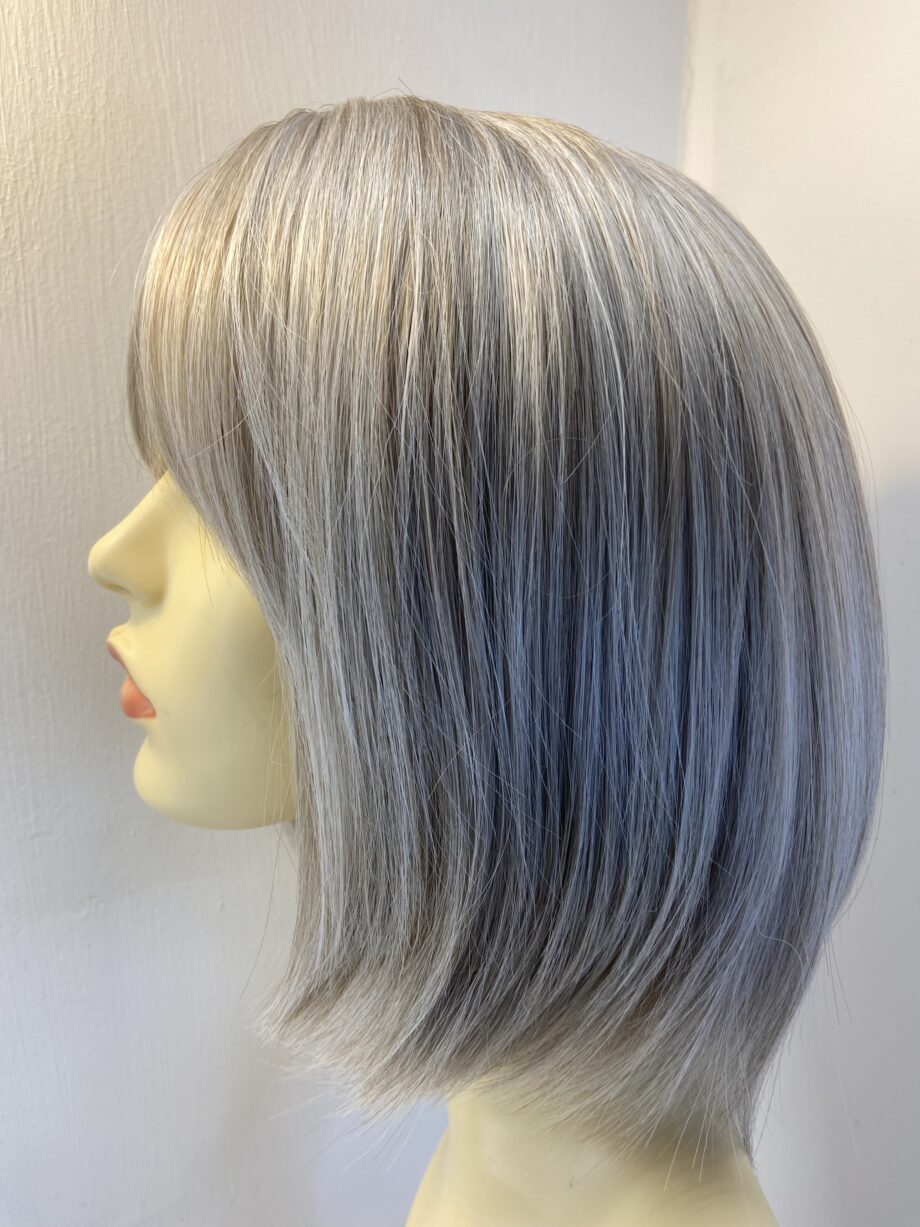New stunning mid length silver wig. Sms170